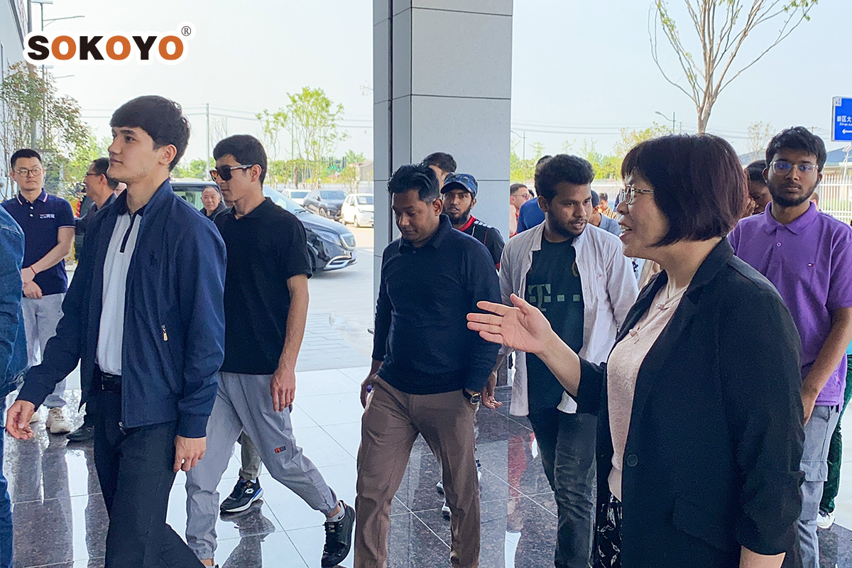 扬州职业大学留学生走进厂区：实践探索之旅